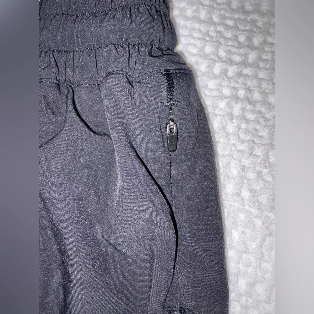 Lululemon Hotty Hot Short II, Long 4 Inches in Black - Size 4 - Picture 4 of 15